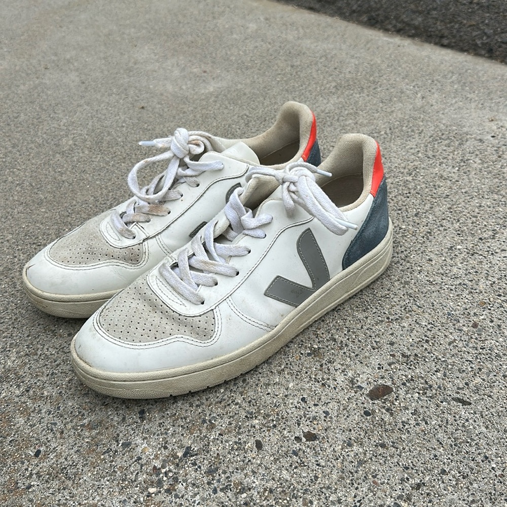 Vejas, size EUR 40. Women’s size 9 or Men’s size 7.